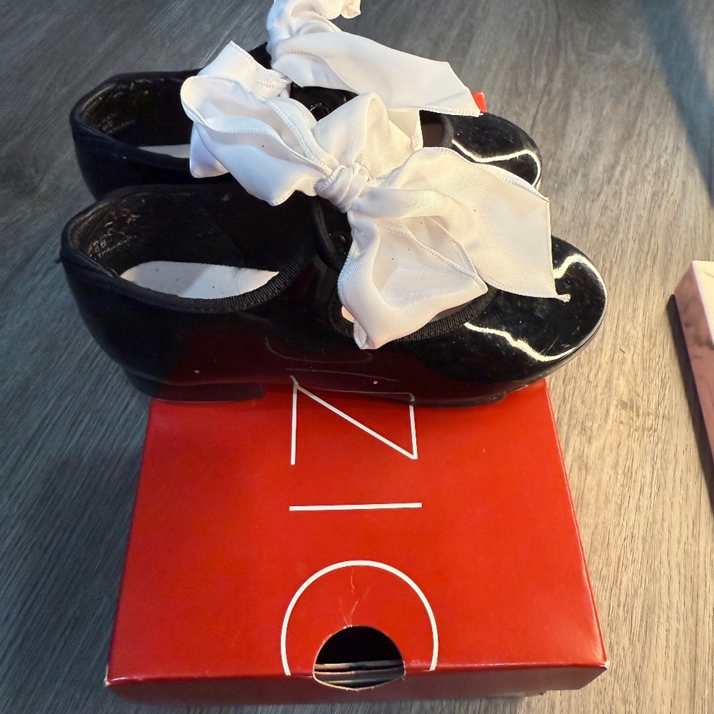 Capezio Girl’s Black Patent Tap Shoes Size 10W (removable bows)